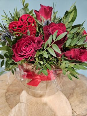 6 Red Roses in a stylish hat box